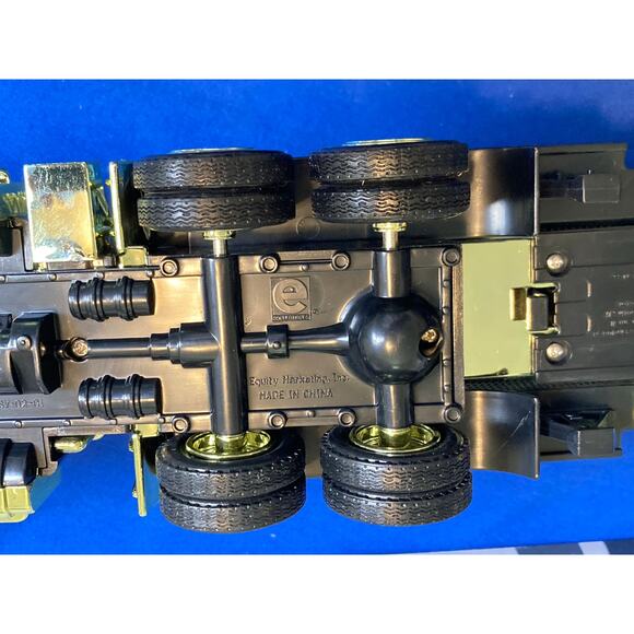 NEW 1997 Fina Limited Edition Gold Tanker Truck 18 Wheeler Equity Market 1/32 - Picture 11 of 12